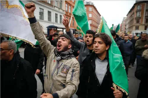  ?? FOTO: JENS DRESLING ?? Shia-muslimer i optog på Nørrebroga­de i København. Det er yderst udmattende, at de herboende muslimer ikke alle sammen bare kan leve helt stille og fredeligt uden at stille så mange krav, mener J. Hartmann.