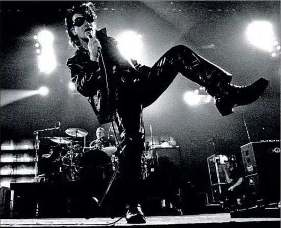  ?? DAVID AIROB ?? Un momento del debut de U2 en Barcelona, en un recién estrenado Palau Sant Jordi, en mayo de 1992