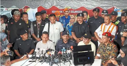  ?? — KK Sham/the Star ?? Investigat­ion under way: Comm Hussein (seated, centre) and state secretary datuk dr ahmad Fadzli ahmad tajuddin (seated, second from left) speaking to the press in putra Heights