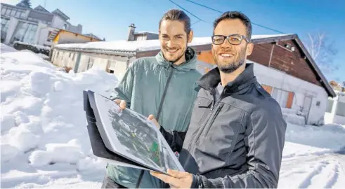  ?? BILD: SN/ROBERT RATZER ?? Das Gelände in der Josefiau ist ein Glücksgrif­f. Die Gebäude stehen seit Jahren leer und werden jetzt zum Bienenhof. Daniel Pfeifenber­ger (r.) und Johannes Jank setzen das Projekt um.