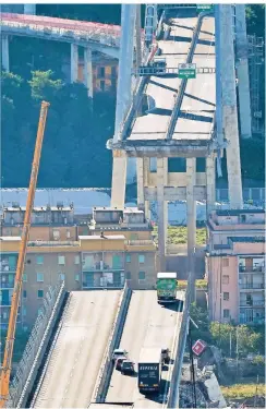  ?? FOTO: DPA ?? Immer noch stehen Fahrzeuge auf der eingestürz­ten Morandi-Brücke in Genua – darunter der Lkw von Luigi direkt an der Abbruchkan­te.