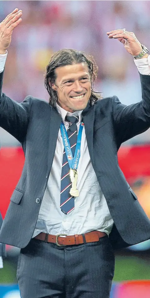  ??  ?? Almeyda festeja el título de la Liga de México que Chivas no ganaba desde hacía once años