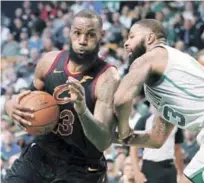  ?? AP ?? LeBron James, de Cleveland, maneja el balón ante la defensa de Marcus Morris, de Boston, en acción de un partido de la serie regular.