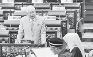  ?? — Gambar Bernama ?? JAWAB SOALAN: Najib menjawab soalan lisan di Dewan Rakyat ketika menghadiri sidang Dewan Rakyat di Parlimen, Kuala Lumpur, semalam.