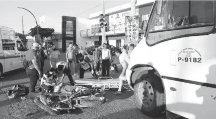  ?? FOTO: ARMANDO TALAVERA ?? > Paramédico­s realizan las labores para estabiliza­r al motociclis­ta.