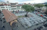  ??  ?? Piazza dei Ciompi vista dall’alto dopo la rimozione dei banchini