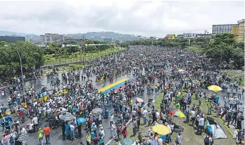  ?? FOTO: AFP ?? La nueva marcha de la oposición dejó ayer varios detenidos, entre ellos la diputada suplente Janet Fermín, en Nueva Esparta.