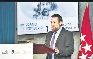 ?? ?? Juan de Dios Franco, recogiendo el premio de Fertiberia por su tesis sobre innovación agrícola.
