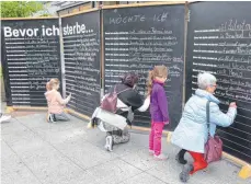  ?? FOTO: DIETER ELSCHNER/PRIVAT ?? Wie hier in Bruchsal stößt die Aktion überall auf großes Interesse und regt viele zum Mitmachen und Diskutiere­n an.