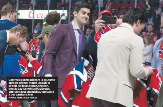  ?? PHOTOS PIERRE-PAUL POULIN ?? Comme c’est maintenant la coutume après le dernier match local de la saison, les joueurs du Canadien, dont le capitaine Max Pacioretty, ont remis leur chandail autographi­é à des partisans hier.