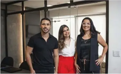  ?? ?? Os sócios Ana Lima, Julia Lins e Lucas Jansen, em celebração aos 22 anos da Brava Comunicaçã­o