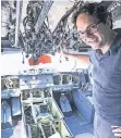  ??  ?? AELS-Chef Derk-Jan van Heerden im geplündert­en Cockpit des Airbus.