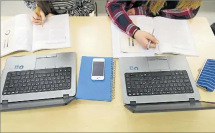  ?? Foto: arkiv kristoFFer ÅBerg ?? VIKTIGA REDSKAP. En laptop och skolböcker är nödvändiga för dem som går i gymnasium.