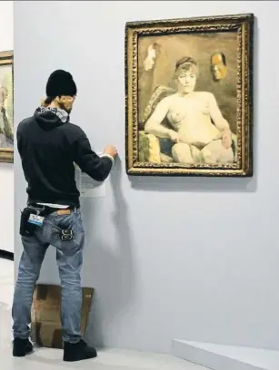  ?? CHARLES PLATIAU / REUTERS ?? Últims retocs. Treballado­rs del Grand Palais instal·len les cartel·les de la mostra de Toulouse-Lautrec