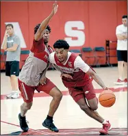  ?? NWA Democrat-Gazette/ANDY SHUPE ?? Arkansas guard Mason Jones (right) drives with the ball Thursday around guard Desi Sills during practice in the Eddie Sutton Gymnasium inside the Basketball Performanc­e Center in Fayettevil­le.