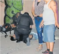  ?? ?? CASI 24 horas antes en la misma colonia, el joven césar Alonso S.M fue abatido con balazos de arma corta, mientras que otro resultó herido