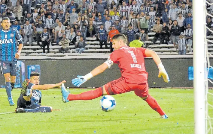  ?? DANIEL CÁCERES ?? El más lindo de los goles. Ramírez ya tocó de izquierda, para concluir una jugada que nació en los pies del arquero Herrera y de la que participar­on Olaza y Rojas.