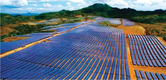  ??  ?? Dua a pagarigan ti makunkuna a renewable energies, enerhia a patauden ti angin babaen dagiti windmills (kas iti Burgos Wind Farm, Burgos, Ilocos Norte, bangir a panid), ken enerhia nga aggapu iti pudot ti init a sagepsepen dagiti solar panels (kas iti Solar Power Facilty iti Calatagan, Batangas, ngato). Ti kaadu dagitoy nga us-usaren ti maysa a pagilian a pagpataud iti enerhia a kasapulann­a ti maysa a pangrukoda­n no kasano ti kaadu ti maitulongn­a iti pannakalap­ped ti panagbaliw ti klima. (Pammadayaw a ladawan ti Gobierno Probinsial ti Ilocos Norte ken calatagan.gov.ph, kas panagsagan­adda.)