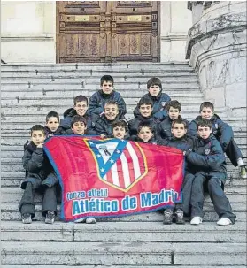  ?? FOTO: MD ?? Rodri, encima del escudo del Atlético, en un viaje con los alevines rojiblanco­s