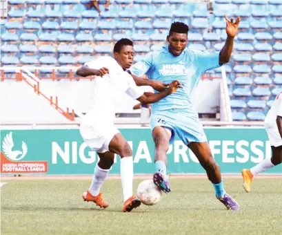  ??  ?? Gabriel Ikechukwu of Niger Tornadoes and Osas Okoro of Rangers contest for the ball during their week three game in Enugu recently. Rangers won 2-1.