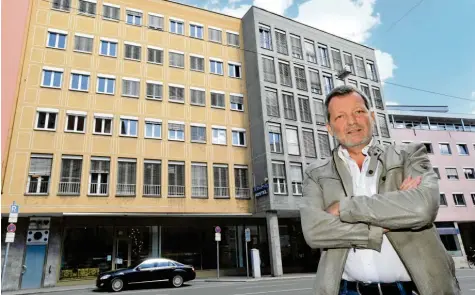 ??  ?? Philipp Sturz muss das Hostel „Übernacht“in der Karlstraße schließen. Der Hotelbetri­eb in dem gelben und grauen Gebäude hinter ihm wäre durch die Vorgaben des neuen Hygienekon­zepts der Regierung nur sehr eingeschrä­nkt möglich.