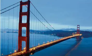  ?? Foto: Andrew Gomber, dpa ?? Bis zu 160 000 Fahrzeuge passieren täglich die Golden Gate Bridge. Als die Brücke vor 80 Jahren eröffnet wurde, feierte San Fran cisco ein ganzes Jahr lang.