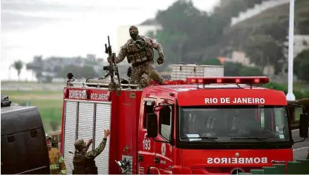  ?? Fabiano Rocha/Agência O Globo ?? Atirador autor dos disparos que mataram Willian Augusto da Silva, 20, sequestrad­or do ônibus no Rio