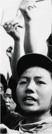  ??  ?? Mao no solo fue líder del Partido Comunista Chino, sino que se convirtió en un personaje de culto, como se ve en esta foto de 1966 donde os chinos muestran el carné de miembro del partido