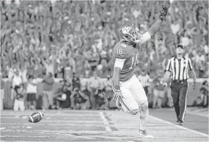  ?? Tyler Smith / Getty Images ?? Jordan Leggett’s 31-yard touchdown catch put No. 5 Clemson ahead for good in a back-and-forth affair with No. 3 Louisville.