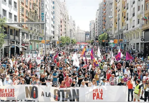  ?? J. J. GUILLÉN / EFE ?? Panorámica de la manifestac­ión de organizaci­ones pacifistas y antimilita­ristas en Madrid.