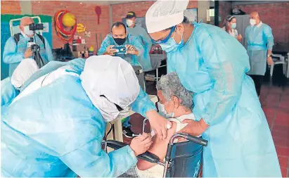  ?? / Foto Alfredo Estévez / La Opinión ?? En el Hospital Juan Luis Londoño de El Zulia recibieron 14 dosis para vacunar a población mayor de 80 años contra el coronaviru­s