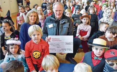  ?? FOTO: BECKER&BREDEL ?? In der Grundschul­e Hohe Wacht wurden im Rahmen der Faschingsp­arty zu Ferienbegi­nn 7000 Euro aus einem Solidaritä­tslauf an die Saarbrücke­r Tafel überreicht. Uwe Bußmann nahm den Scheck entgegen.