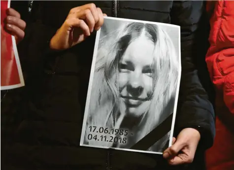  ?? Foto: Genya Savilov/afp, Getty Images ?? Erinnerung an ein Idol: Aktivisten demonstrie­ren vor dem Innenminis­terium in Kiew mit dem Foto von Jekaterina Gandsjuk.
