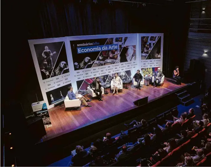  ?? Reinaldo Canato/Folhapress ?? Mesa de debate no seminário Economia da Arte, realizado na segunda-feira (20) no auditório do Itaú Cultural, em São Paulo