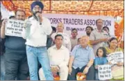  ?? SANCHIT KHANNA/HT PHOTO ?? Firecracke­r vendors protest in Sadar Bazar against the Supreme Court’s order on the ban on sale of crackers.