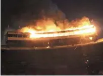  ??  ?? FUEGO. Las llamas del incendio consumiero­n en su totalidad el Palco de Prensa del Estadio Quisqueya.