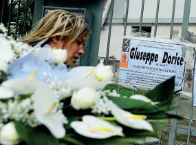  ??  ?? Commozione Fiori bianchi il giorno dei funerali di Giuseppe Dorice, ucciso di botte dal patrigno Una morte che ha sconvolto Crispano