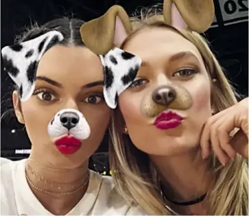  ??  ?? Alcuni selfie di celebritie­s pubblicati sui loro profili Instagram e Snapchat. I volti sono alterati con i filtri più famosi del momento, tra cui “puppy”, “bunny”, “dog”. Accanto. Kendall Jenner e Karlie Kloss. Nella pagina d’apertura. Dall’alto e da...