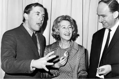  ?? ASSOCIATED PRESS/RIDER/FILE ?? Ms. Ewing spoke with TV presenter David Frost (left) and writer Antony Jay during an event in London in 1967, while she was a member of Parliament representi­ng a seat near Glasgow.