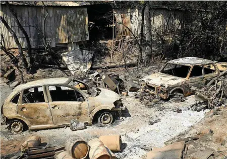  ?? AFP ?? Spuren des Infernos: Ausgebrann­te Autowracks neben einem zerstörten Haus bei Grimaud, nahe Saint-tropez.