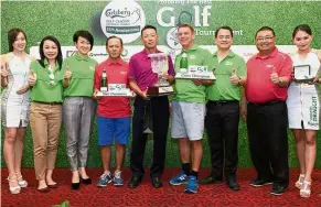  ??  ?? The winners with their trophies and Lehmann (fourth from right), Carlsberg representa­tives and ambassador­s at the presentati­on ceremony.