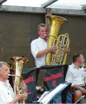  ?? Fotos: Maria Schmid ?? Tubist Stefan Seitz und seine Mit-Musikanten des Schlingene­r Musikverei­ns stellen beim Gartenfest ihr musikalisc­hes Können unter Beweis. So war für Groß und Klein (rechts) für beste Unterhaltu­ng gesorgt.