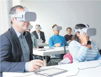  ?? FOTOS: SIMON NILL ?? Kurzzeitig werden im Unterricht für den Digital-Führersche­in Virtual-Reality-Brillen aufgesetzt.