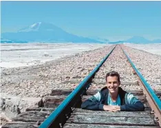  ??  ?? K!ar.Text Reporter Florian Beck auf 4500 Metern Höhe in der trockenste­n Wüste der Welt, der Atacama in Chile.