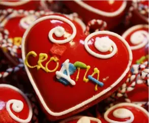  ?? ?? En Croacia, es costumbre regalar un bizcocho de jengibre y miel. En Occidente, en cambio, se dan flores y chocolates. ArcHIVo