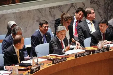  ?? [FOTO BERNAMA] ?? Ahmad Zahid mempengeru­sikan debat terbuka bagi mencegah percambaha­n senjata pemusnah besarbesar­an (WMD) pada mesyuarat Majlis Keselamata­n Pertubuhan Bangsa-bangsa Bersatu (PBB), semalam.