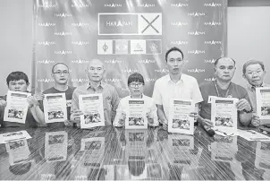 ?? — Gambar Bernama ?? MOHON MAAF: Wong (tengah kanan) bersama Ean (tiga kiri) menunjukka­n lampiran laman sosial milik calon MCA Tan Chee Teong selepas sidang media di pusat gerakan PH dekat Balakong, semalam. Turut sama Pengerusi PRK Balakong Ean Yong Hian Wah (tiga kanan).