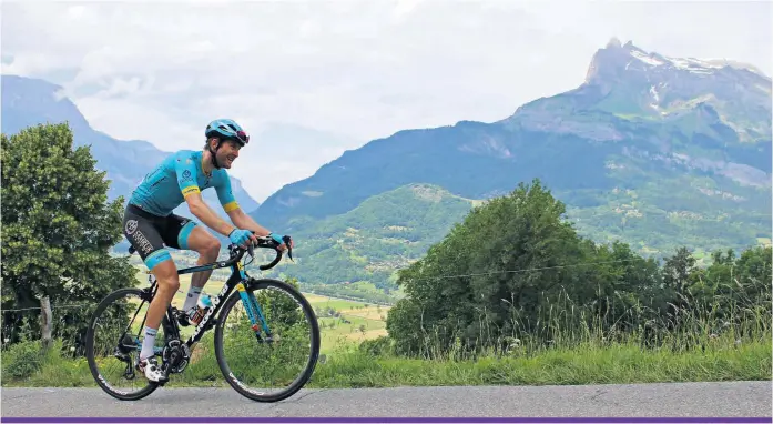  ??  ?? Le cycliste partage son temps entre le Québec et l’Europe, où il a choisi d’habiter à Saint-Restitut, un village éloigné de Provence.