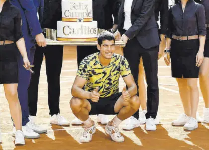  ?? CHEMA MOYA / EFE ?? Carlos Alcaraz celebra la victoria ante Coric junto a una tarta de felicitaci­ón.