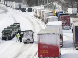  ?? BILD: JOHAN NILSSON ?? Kökaoset pågick 3–4 januari. Här är bandvagnar och polis på plats för att få loss fordon som fortfarand­e satt fast eftermidda­gen 4 januari.